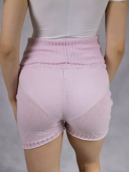 Abbigliamento e calzature danza donna - Modella con pantaloncino Amaredanza di colore rosa in maglia di viscosa.