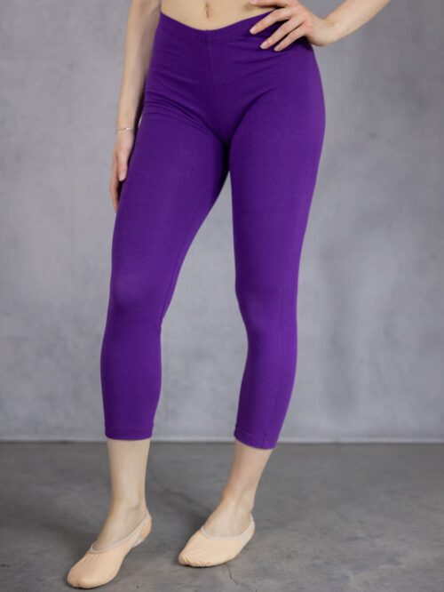 Abbigliamento e calzature danza donna - Modella indossa pantaloni pinocchio Amaredanza di colore viola.