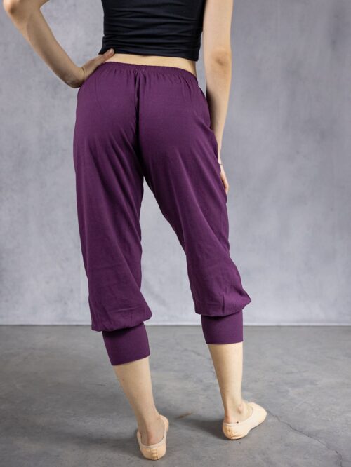 Abbigliamento e calzature danza donna - Modella che indossa pantalone corto Amaredanza con polso e di colore viola.