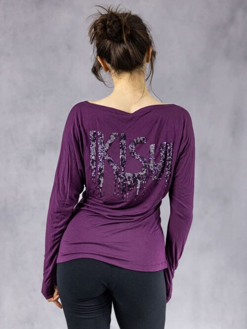 Abbigliamento e calzature danza donna - Modella con maglia Amare danza con manica a pipistrello, colore viola e ricami in paillettes.