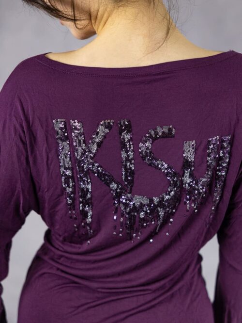 Abbigliamento e calzature danza donna - Modella con maglia Amare danza con manica a pipistrello, colore viola e ricami in paillettes.