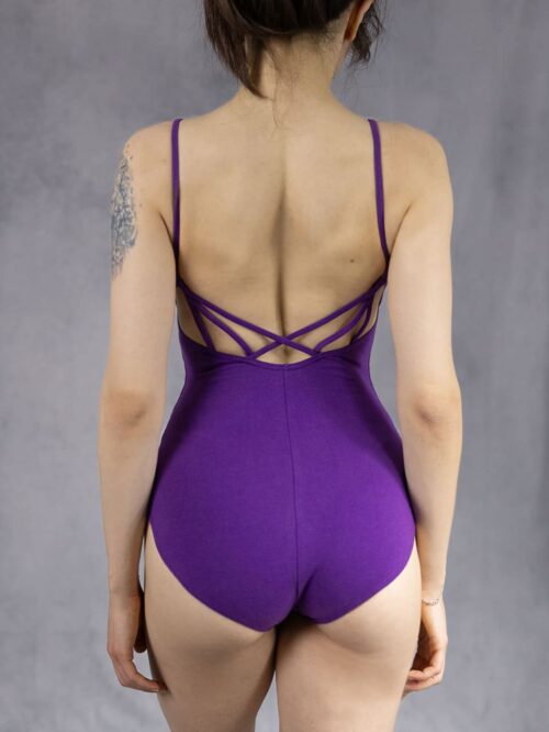 Abbigliamento e calzature danza donna - Modella con leotard Amaredanza ad incrocio di colore viola.